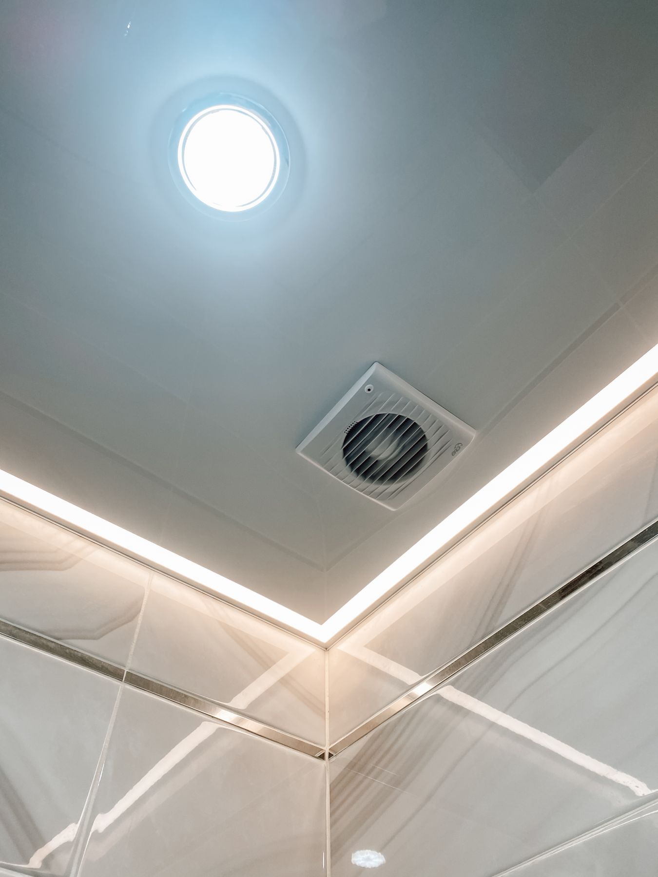 потолочные светильники для натяжных потолков в ванную комнату фото